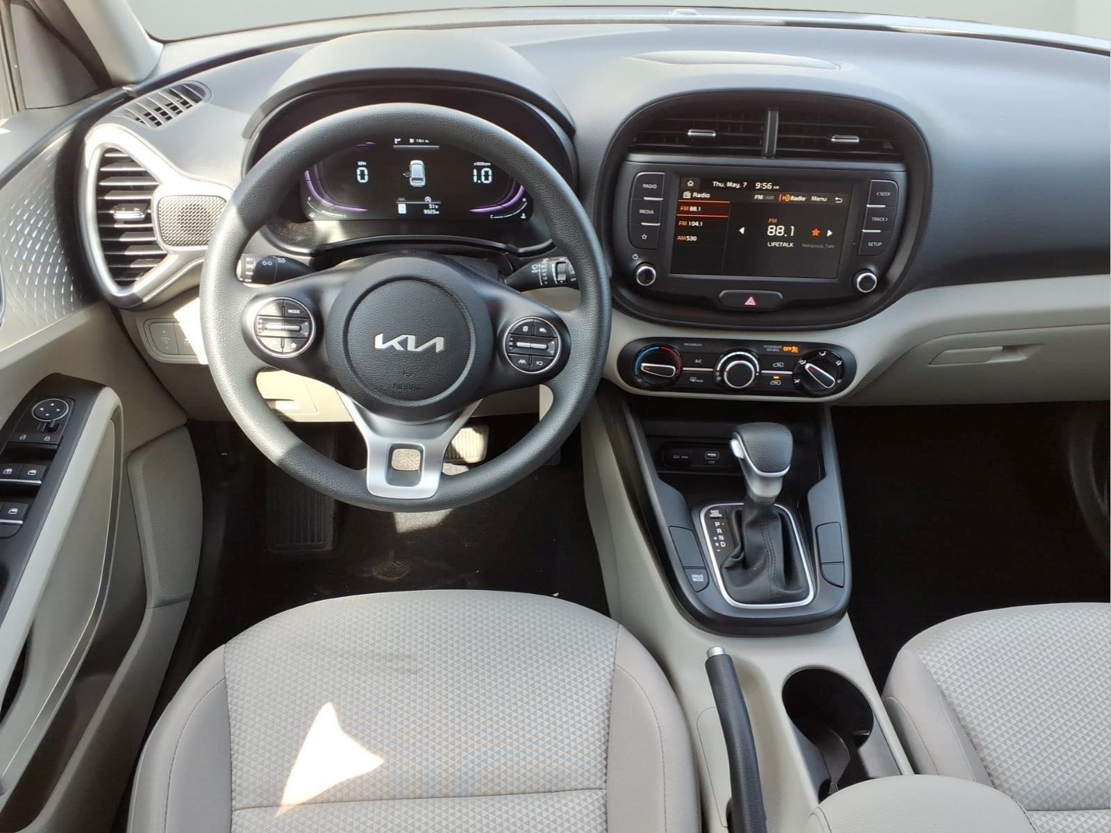 Used 2025 Kia Soul LX w/ LX Technology Package FWD image 9