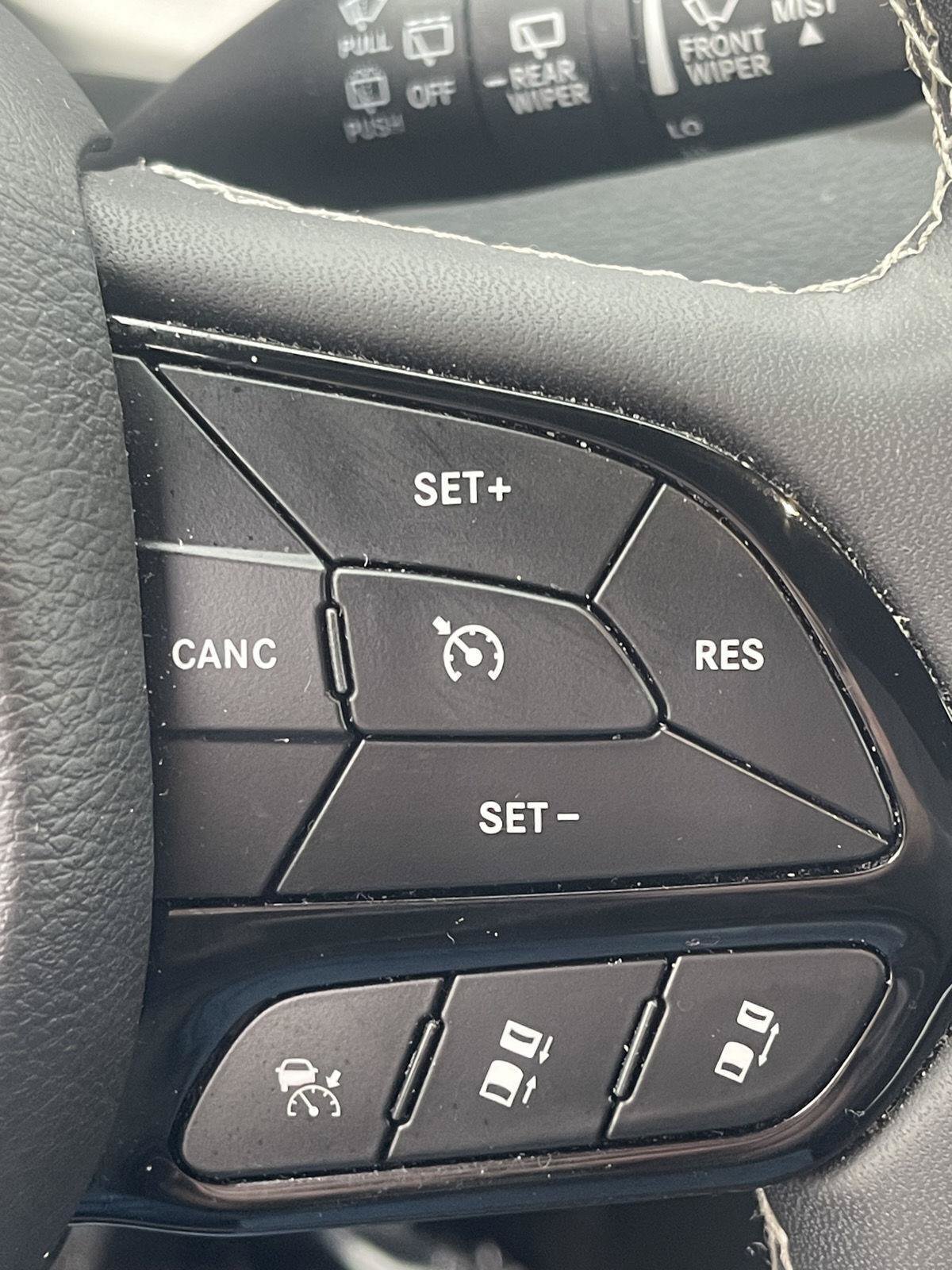 Used 2023 Chrysler Pacifica Limited w/ Uconnect Theater Family Group FWD image 8