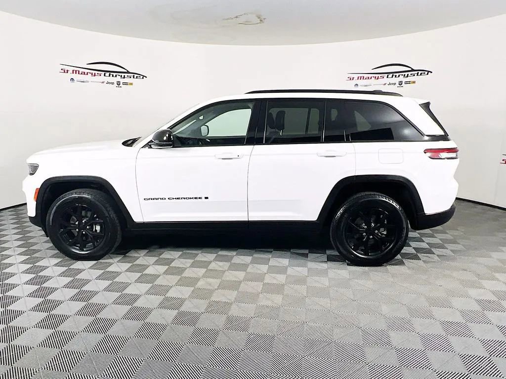 Used 2024 Jeep Grand Cherokee Altitude AWD/4WD image 5