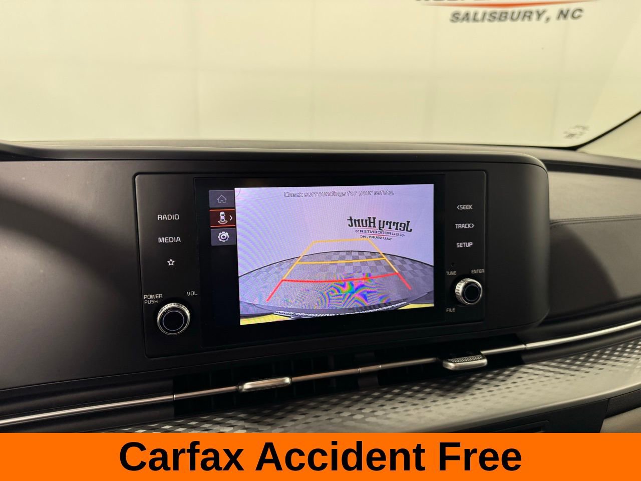 Used 2024 Kia Carnival LX image 3