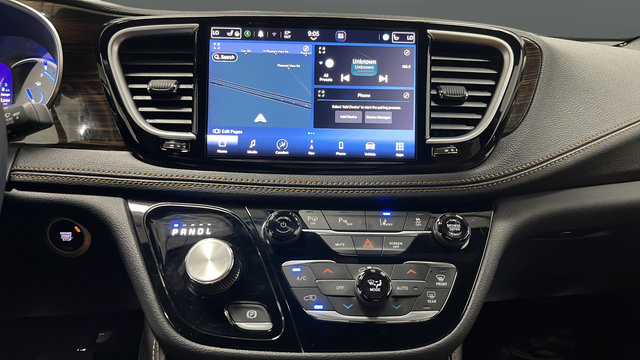 Used 2023 Chrysler Pacifica Pinnacle FWD image 13