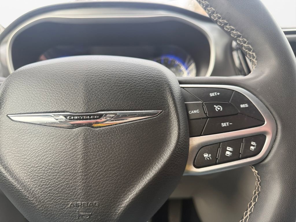 Used 2023 Chrysler Pacifica Touring-L image 26