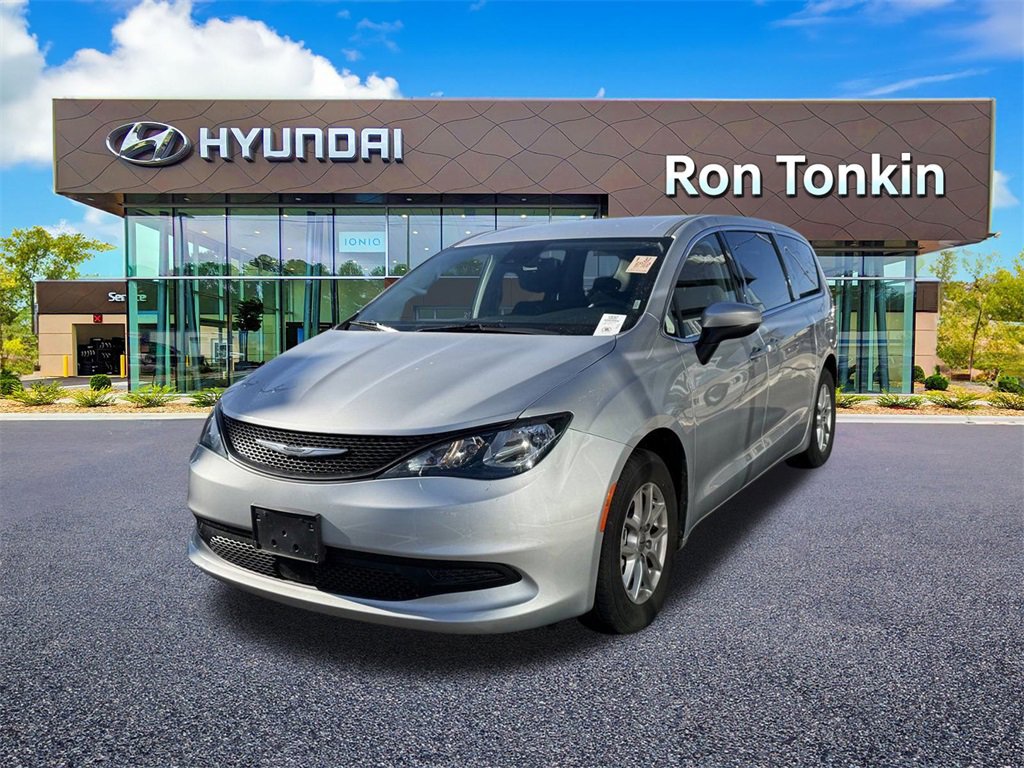 Used 2023 Chrysler Voyager LX image 4