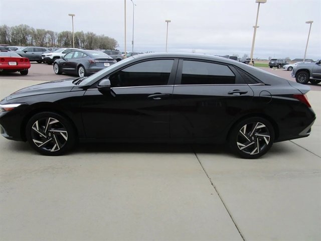 Used 2025 Hyundai Elantra Limited FWD image 6