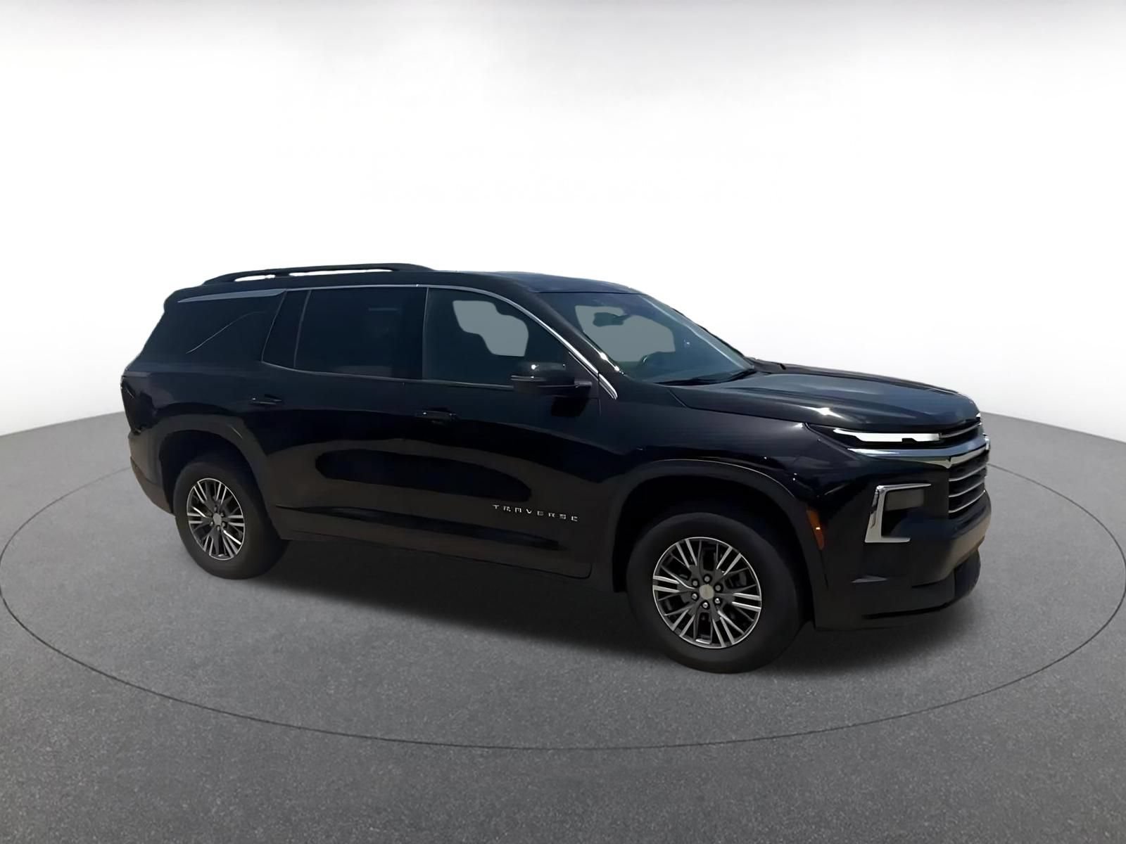 Used 2025 Chevrolet Traverse LT FWD image 2