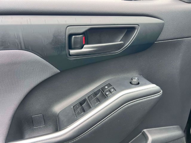 Used 2023 Toyota Highlander L FWD image 17