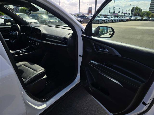 Used 2025 Chevrolet Traverse LT AWD/4WD image 12