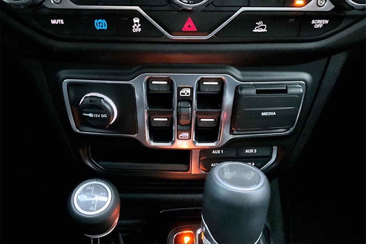 Used 2023 Jeep Wrangler Unlimited Sahara w/ Cold Weather Group image 16