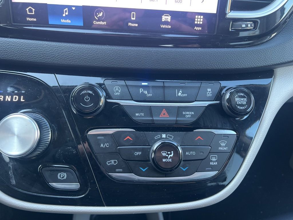 Used 2024 Chrysler Pacifica Touring-L image 21