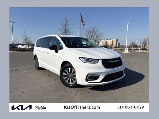 Used 2024 Chrysler Pacifica Select