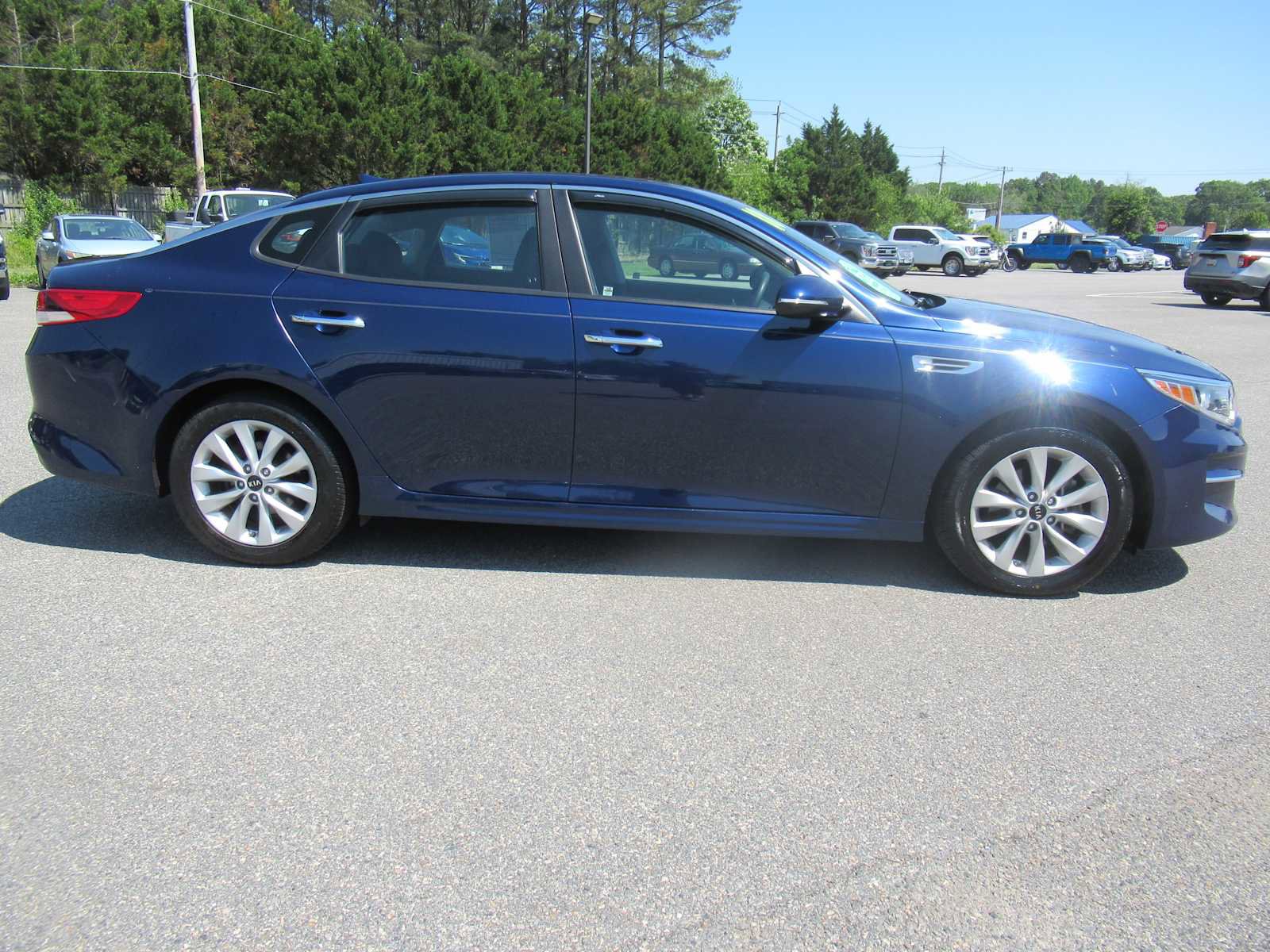Used 2018 Kia Optima LX w/ 17" Alloy Wheels Package FWD image 4