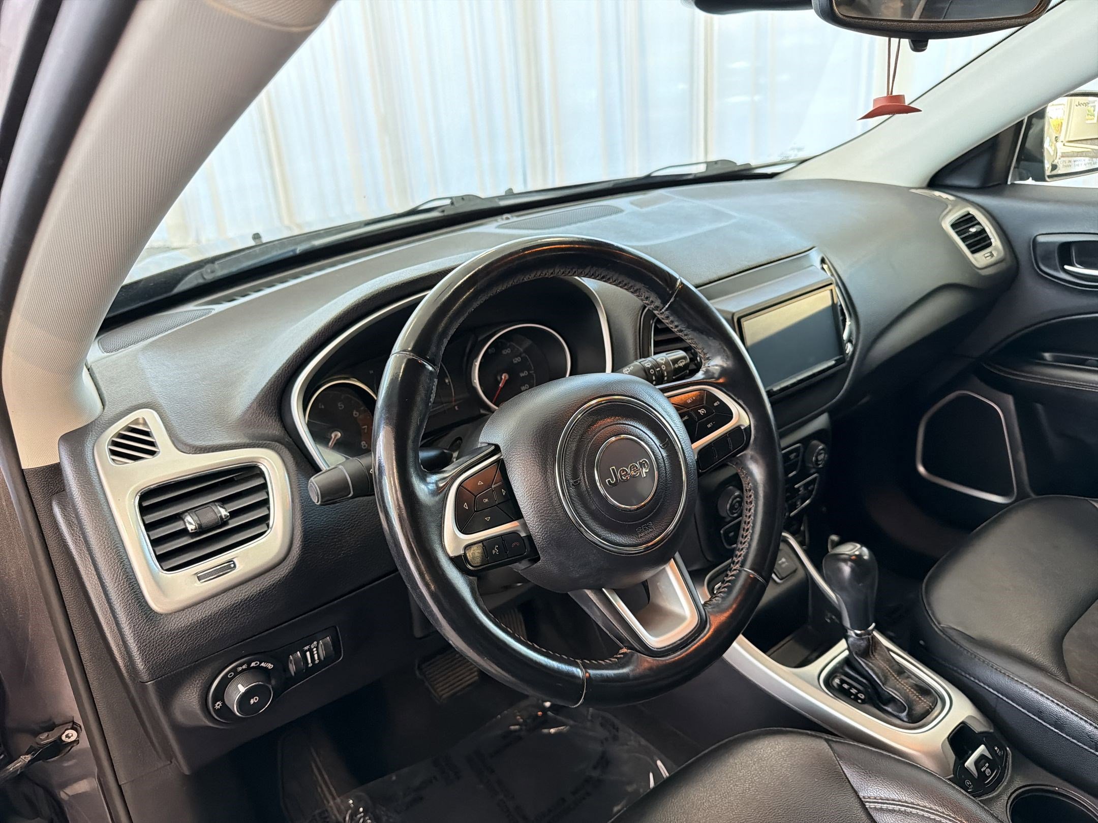 Used 2020 Jeep Compass Latitude FWD image 4