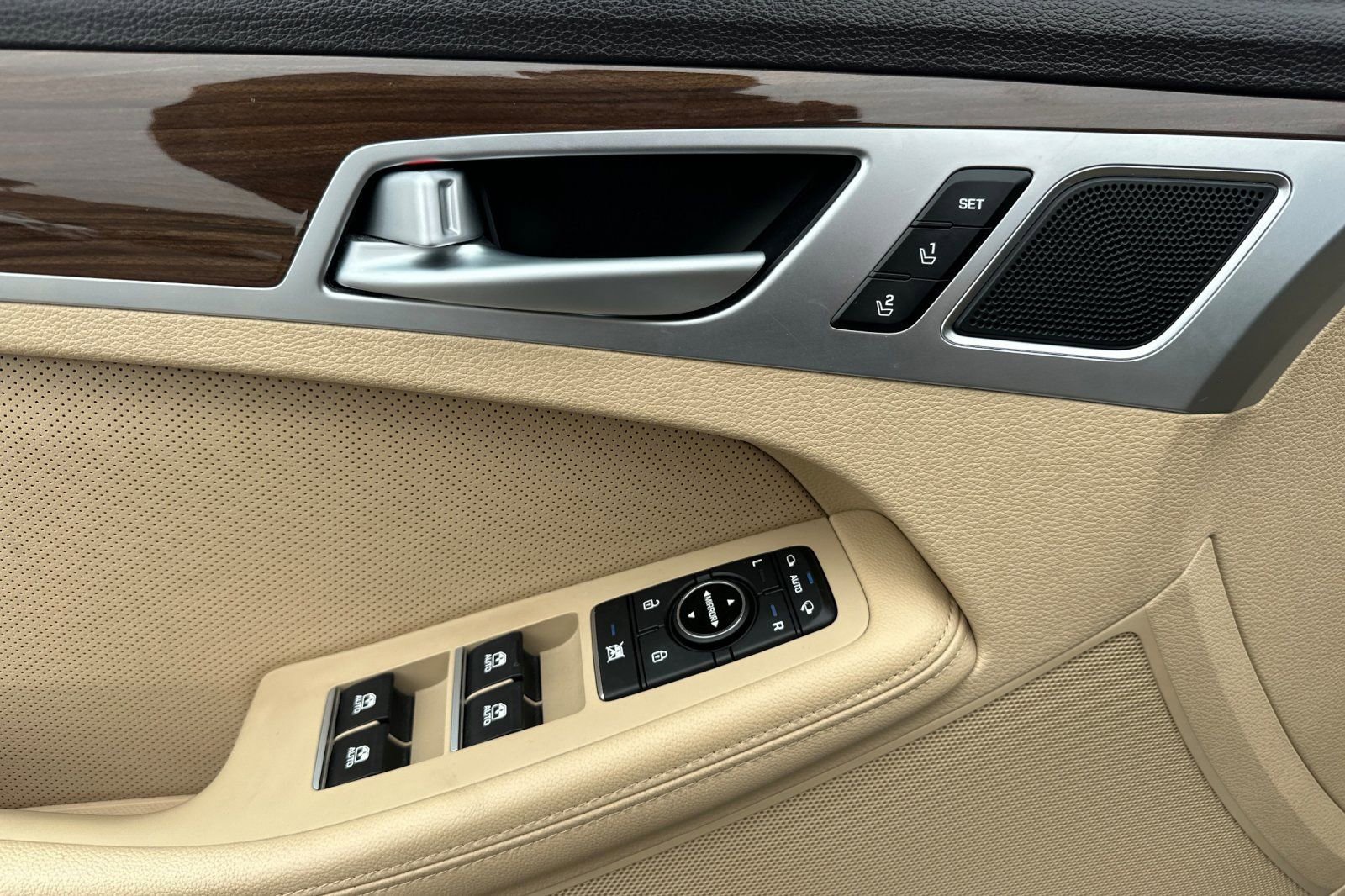 Used 2016 Hyundai Genesis 3.8 w/ Option Group 02 image 12