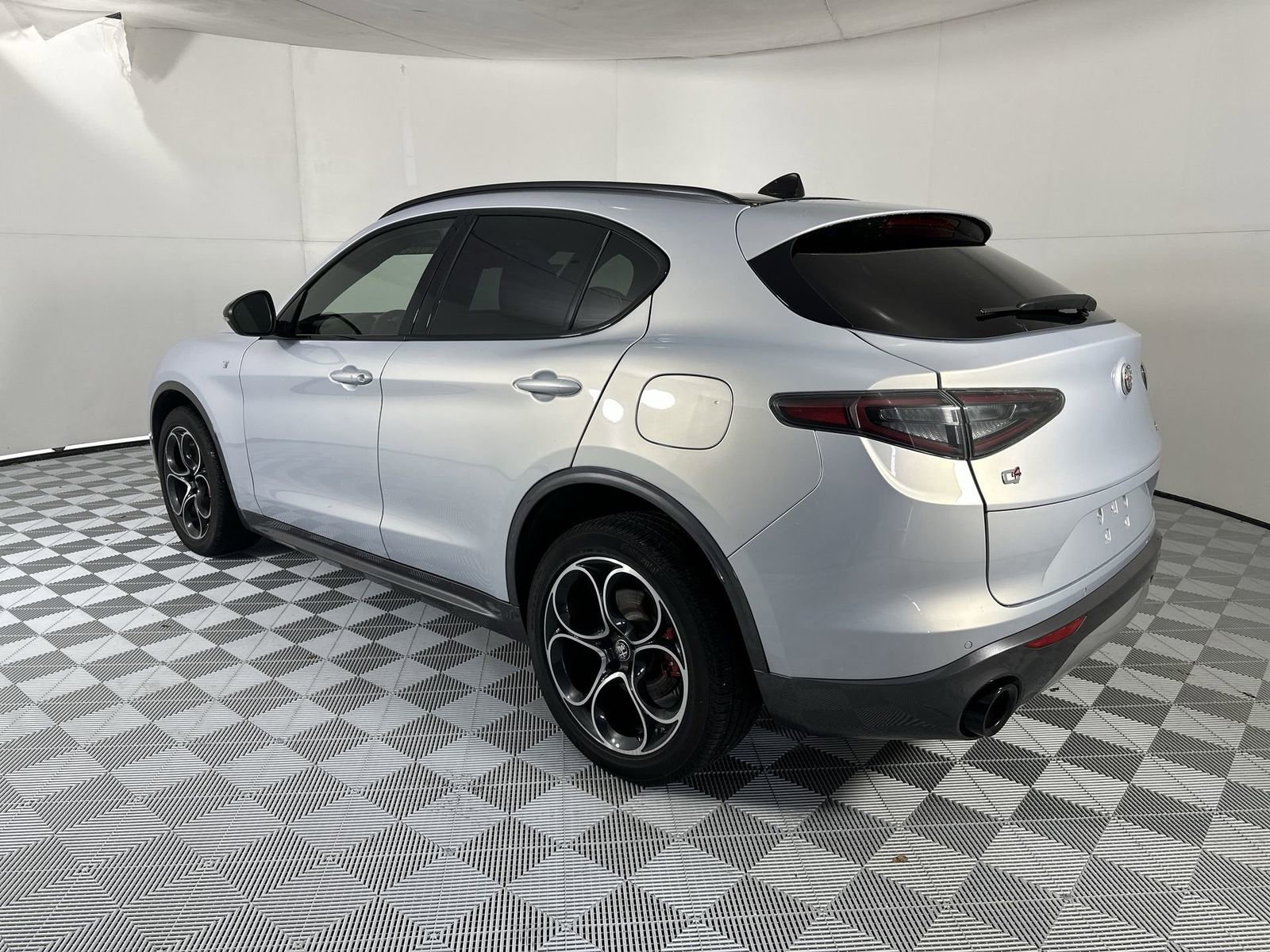 Used 2024 Alfa Romeo Stelvio Ti AWD/4WD image 6