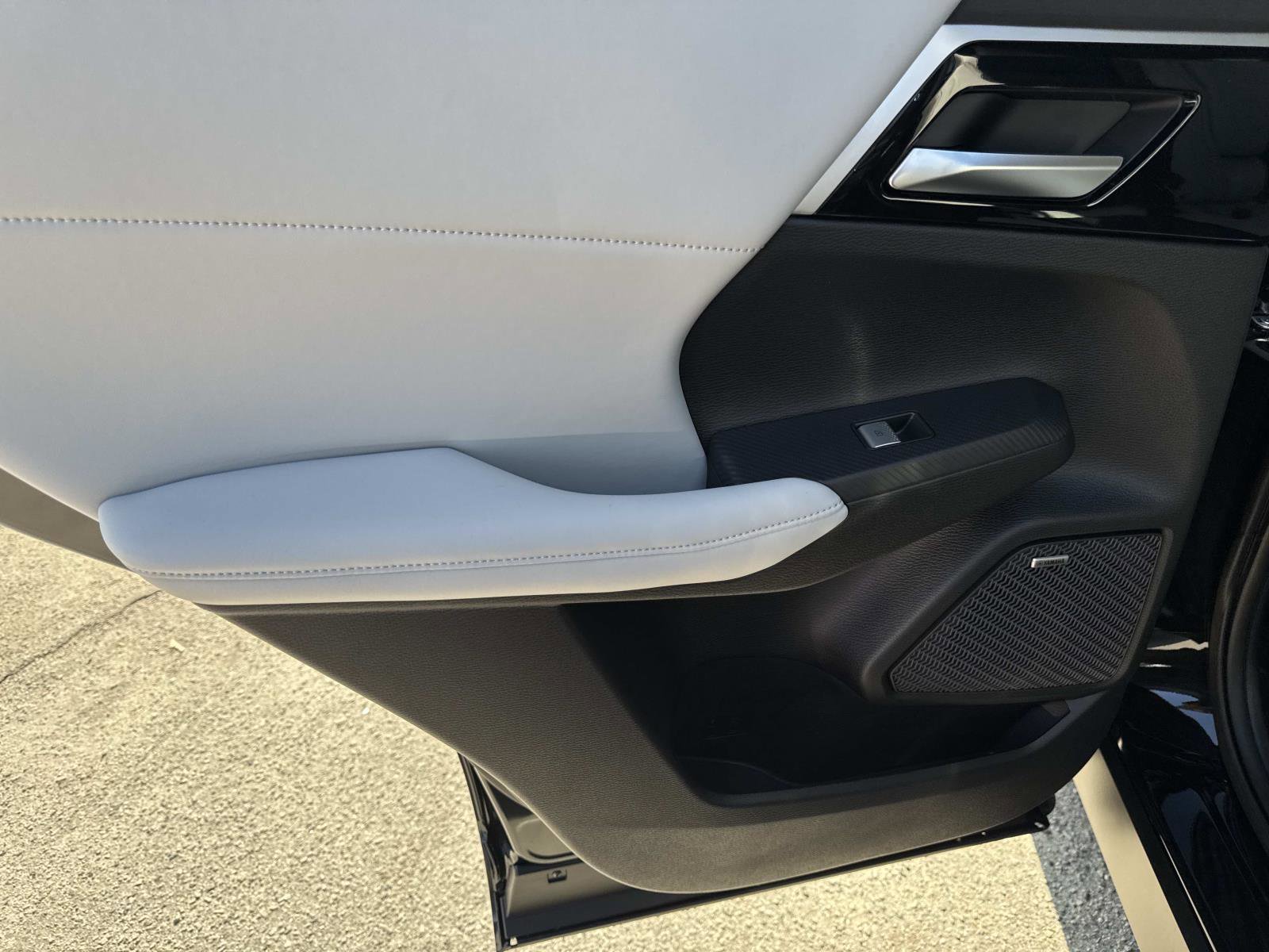 New 2025 Mitsubishi Outlander SE image 11