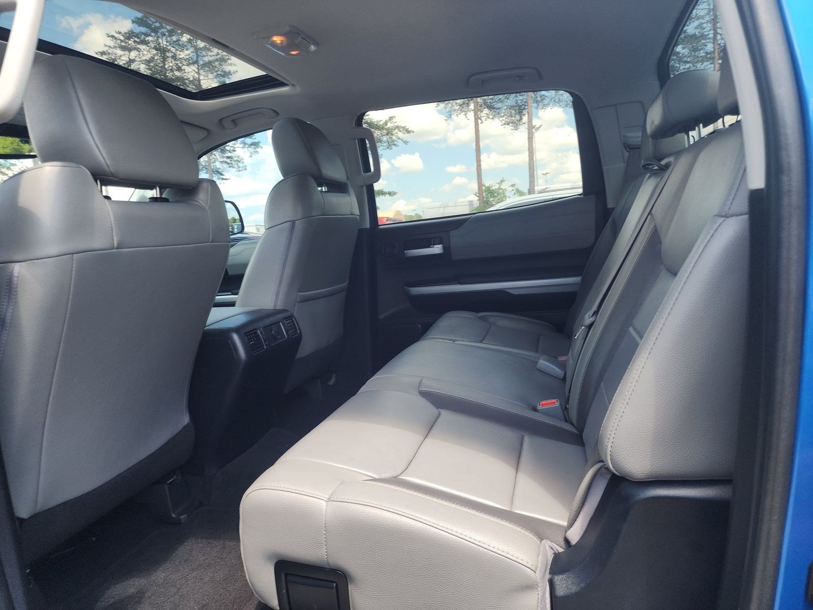 Used 2018 Toyota Tundra Limited w/ Limited Premium Package AWD/4WD image 15