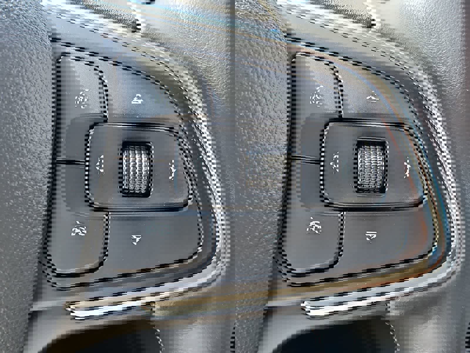 Used 2022 Buick Envision Essence w/ Sport Touring Package image 25