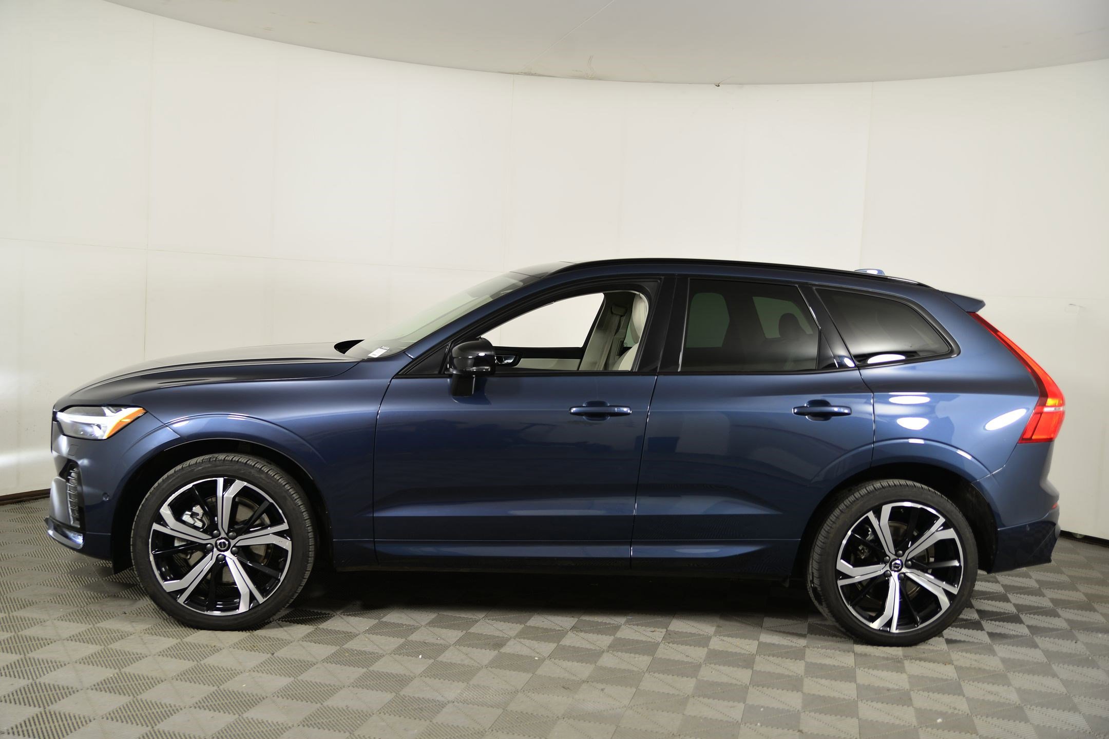 Used 2023 Volvo XC60 B5 Ultimate w/ Climate Package image 2