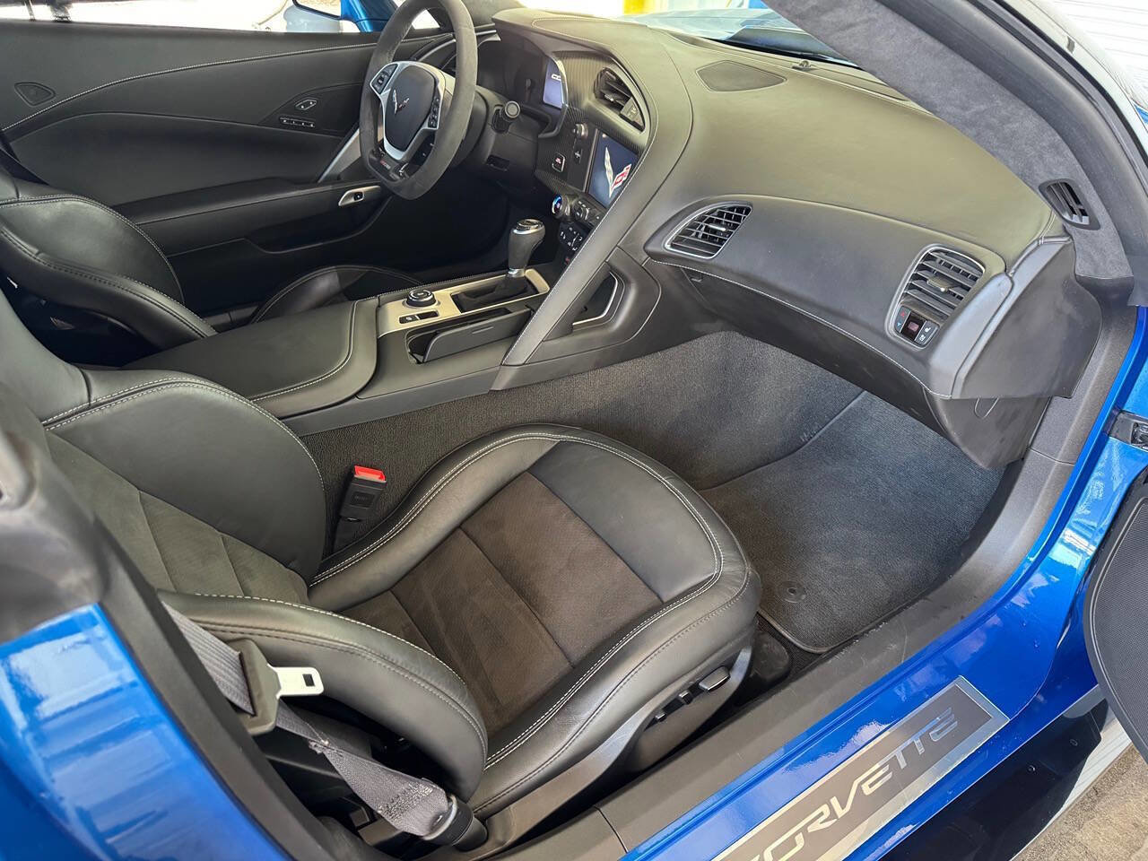 Used 2015 Chevrolet Corvette Z06 w/ 3LZ Preferred Equipment Group image 23