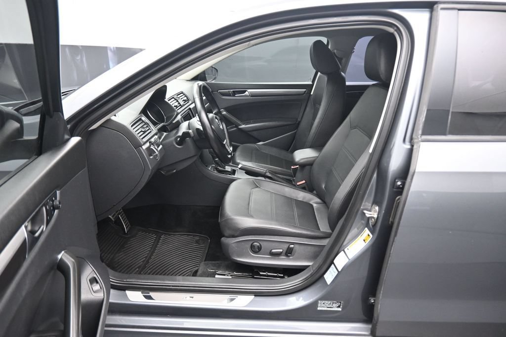 Used 2018 Volkswagen Passat 2.0T R-Line FWD image 12