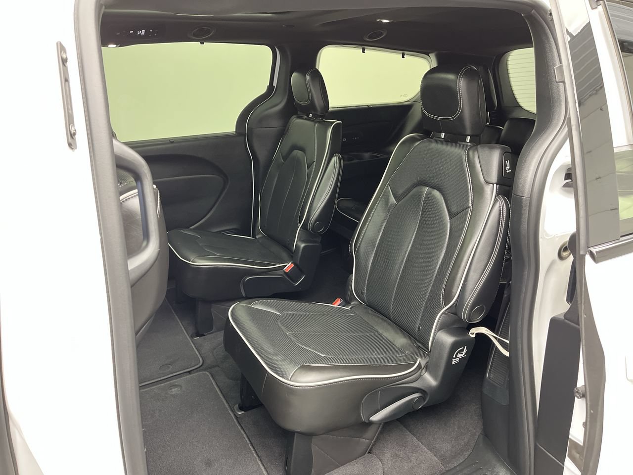 Used 2022 Chrysler Pacifica Limited w/ S Appearance Package FWD image 12