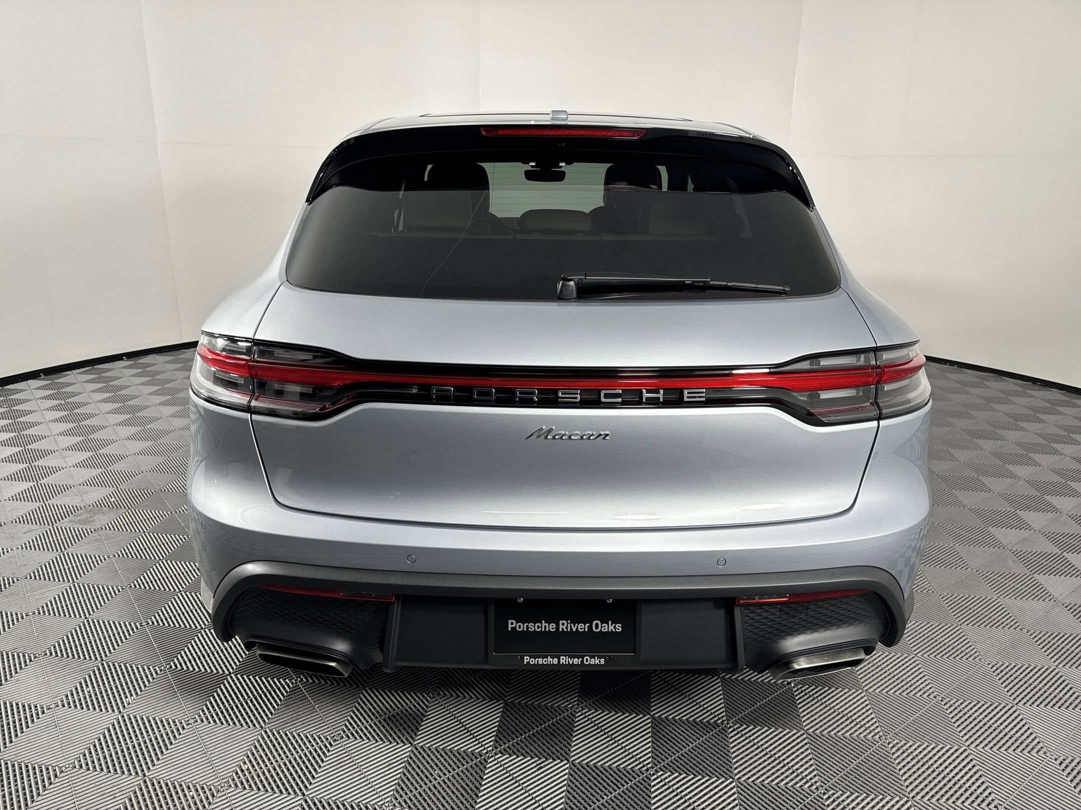 Certified 2025 Porsche Macan image 6