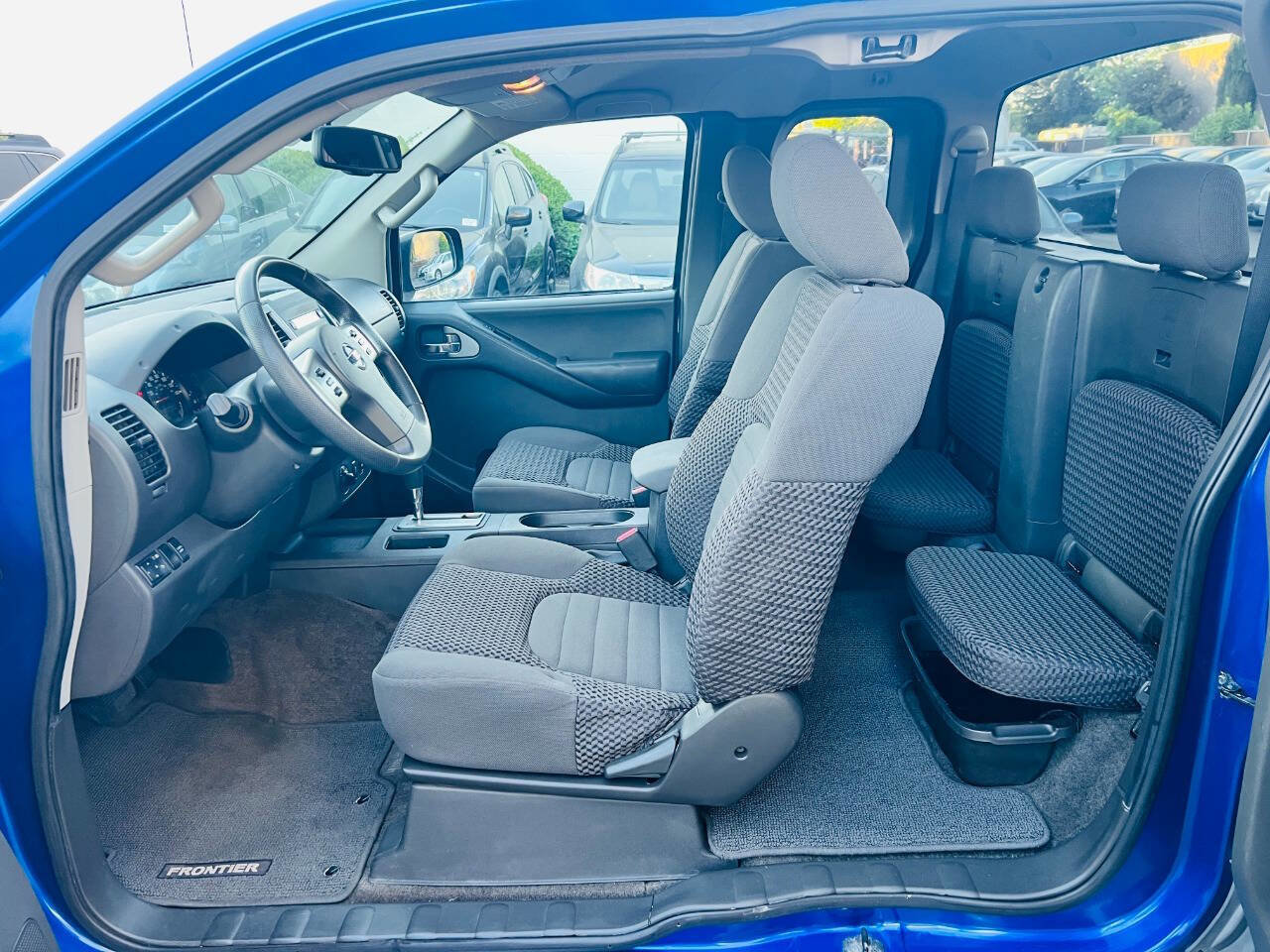 Used 2012 Nissan Frontier SV w/ SV Premium Utility Pkg AWD/4WD image 15