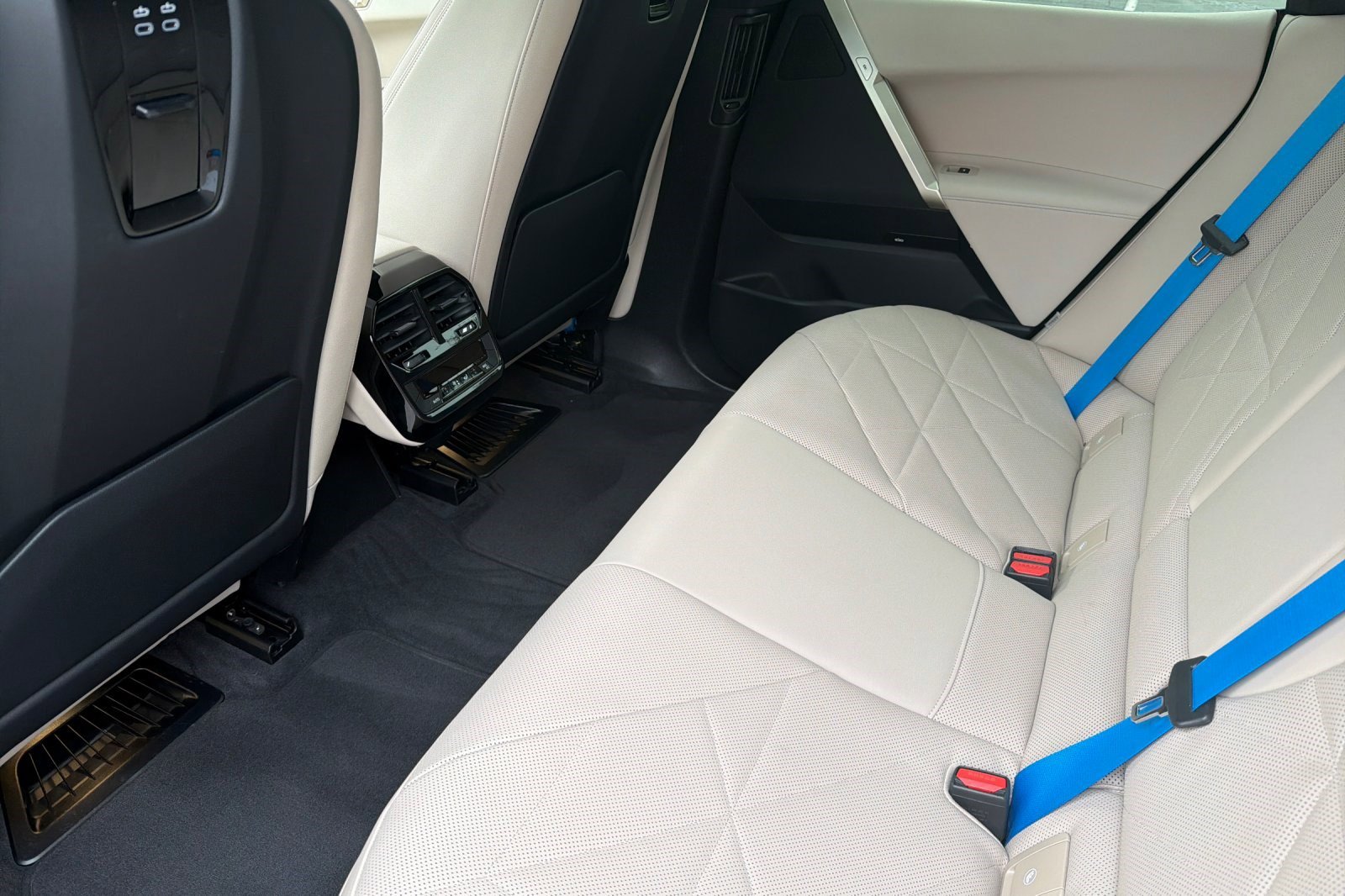 Certified 2023 BMW iX xDrive50 w/ BMW I Signature Blue Package image 15