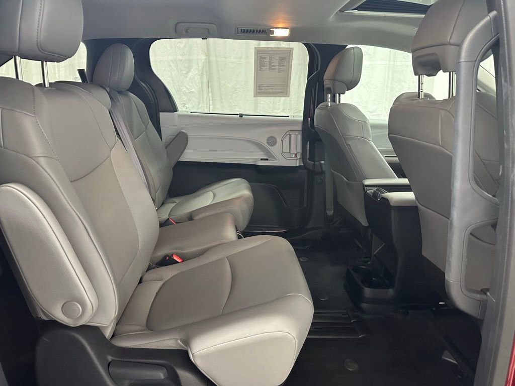 Used 2025 Toyota Sienna XLE image 59