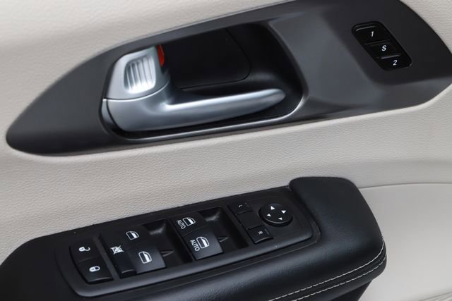 Used 2024 Chrysler Pacifica Touring-L FWD image 15