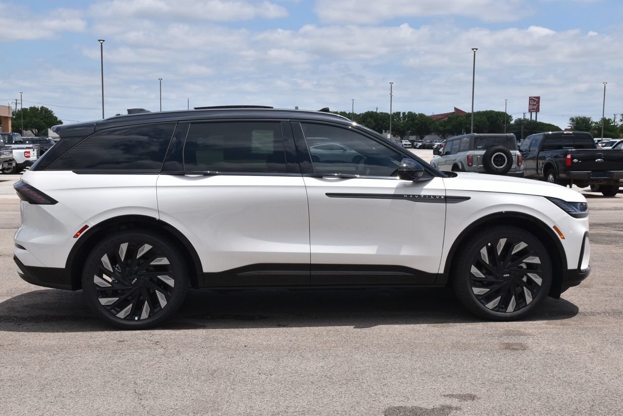New 2026 Lincoln Nautilus Reserve w/ Jet Appearance Package AWD/4WD image 12
