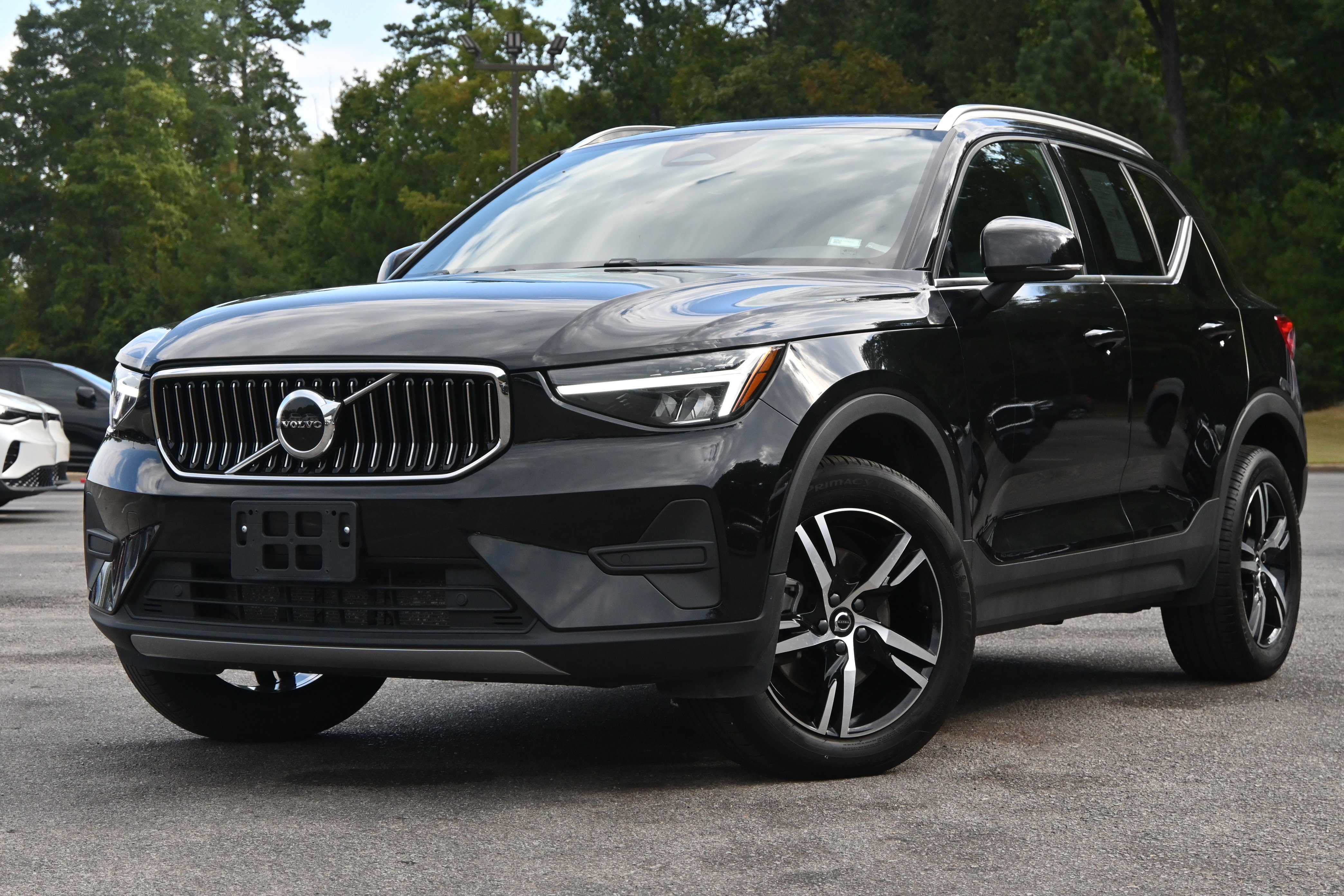 Used 2025 Volvo XC40 B5 Core image 4