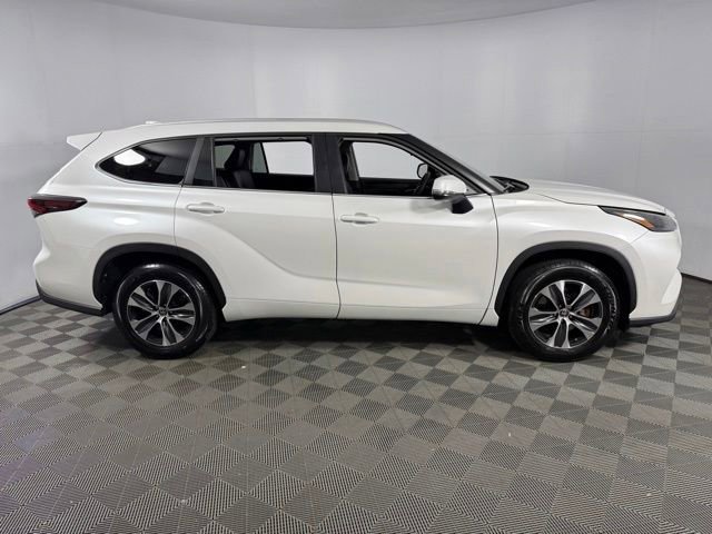 Used 2025 Toyota Highlander XLE FWD image 10
