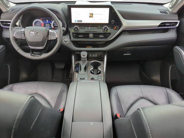Certified 2024 Toyota Highlander Platinum FWD image 18