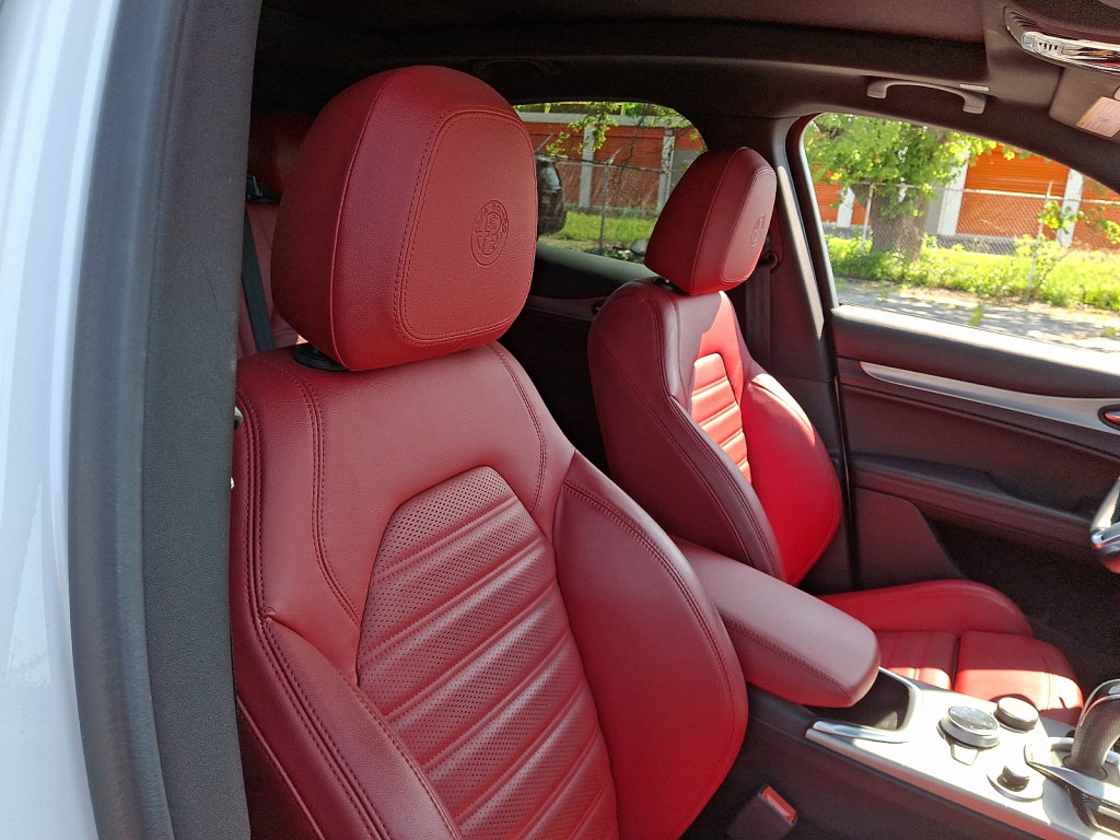 Used 2023 Alfa Romeo Stelvio Veloce AWD/4WD image 13
