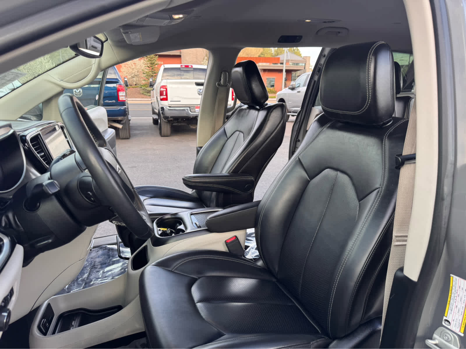 Used 2023 Chrysler Pacifica Touring-L image 9