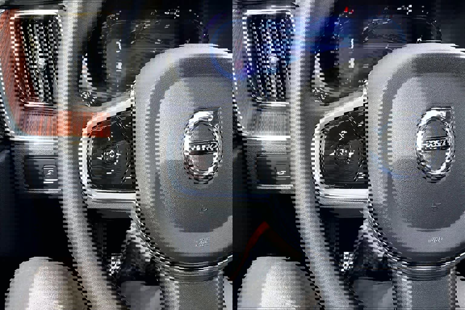 Certified 2024 Volvo XC60 B5 Plus w/ Protection Package Premier image 23