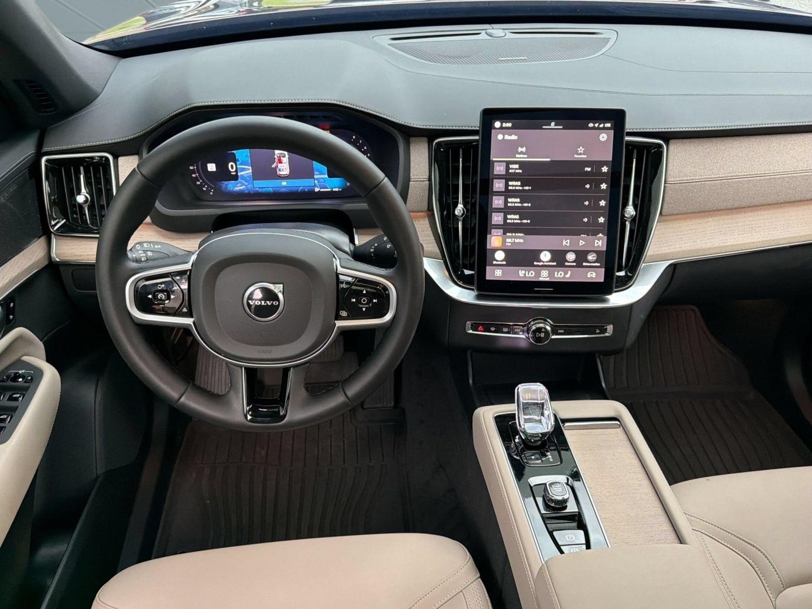 Certified 2025 Volvo XC90 B5 Plus w/ Protection Package Premier AWD/4WD image 4