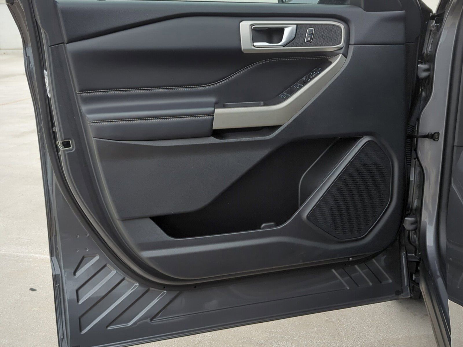 Used 2023 Ford Explorer XLT w/ Equipment Group 202A image 11