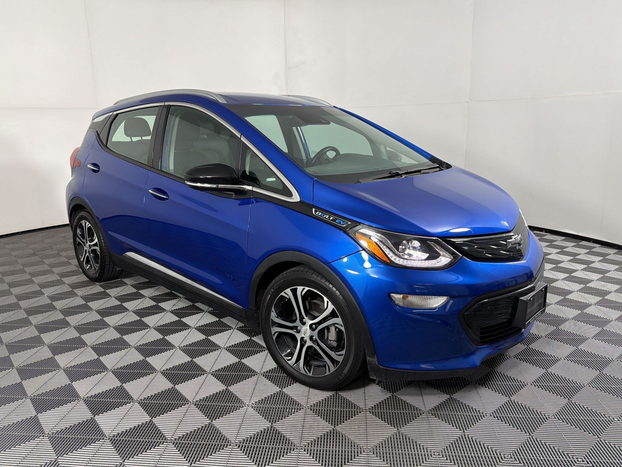 Used 2020 Chevrolet Bolt Premier w/ Infotainment Package FWD image 7