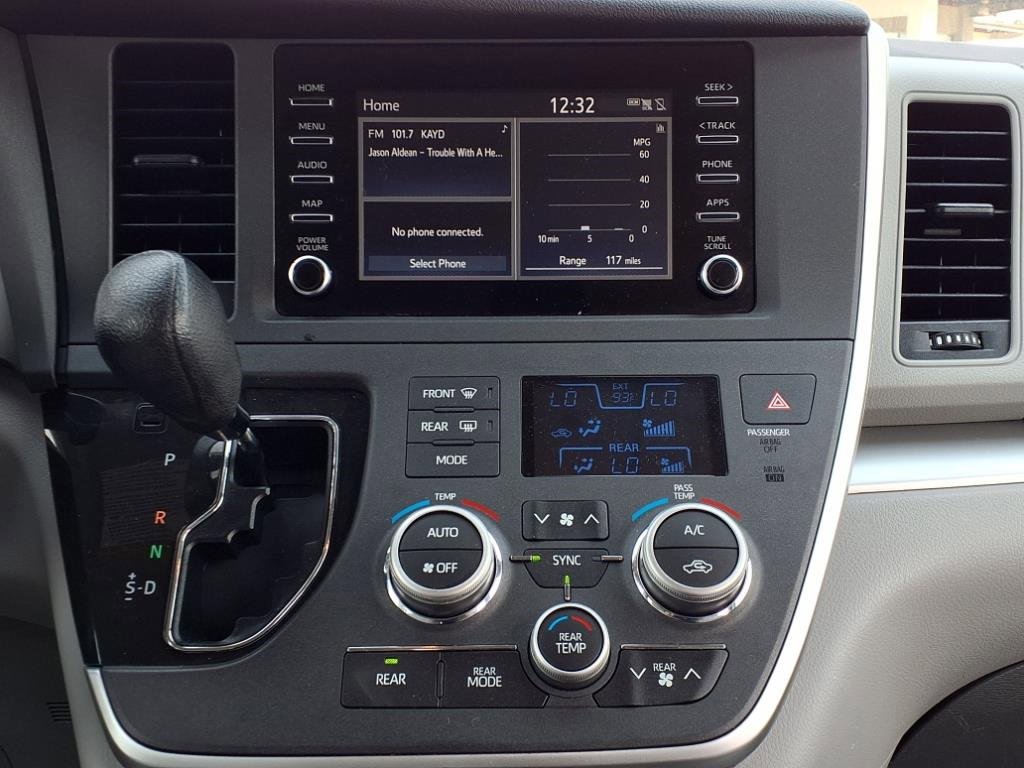 Used 2020 Toyota Sienna L image 19