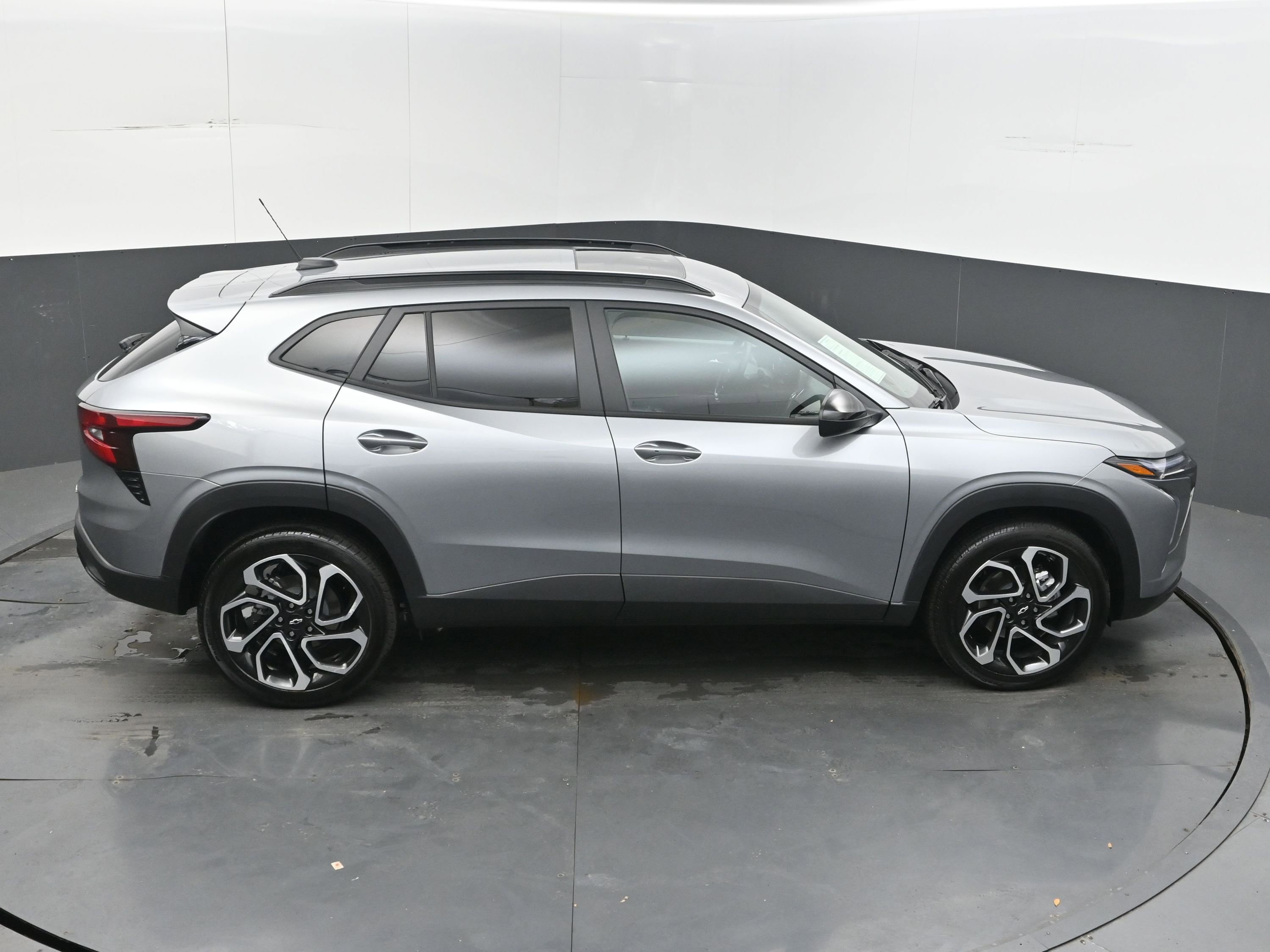 Used 2026 Chevrolet Trax RS w/ Sunroof Package FWD image 39