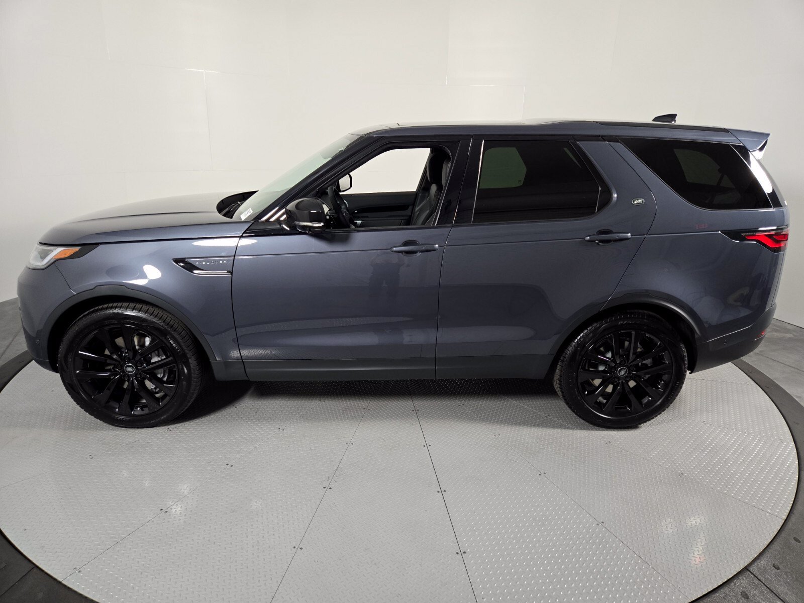 New 2026 Land Rover Discovery S AWD/4WD image 33