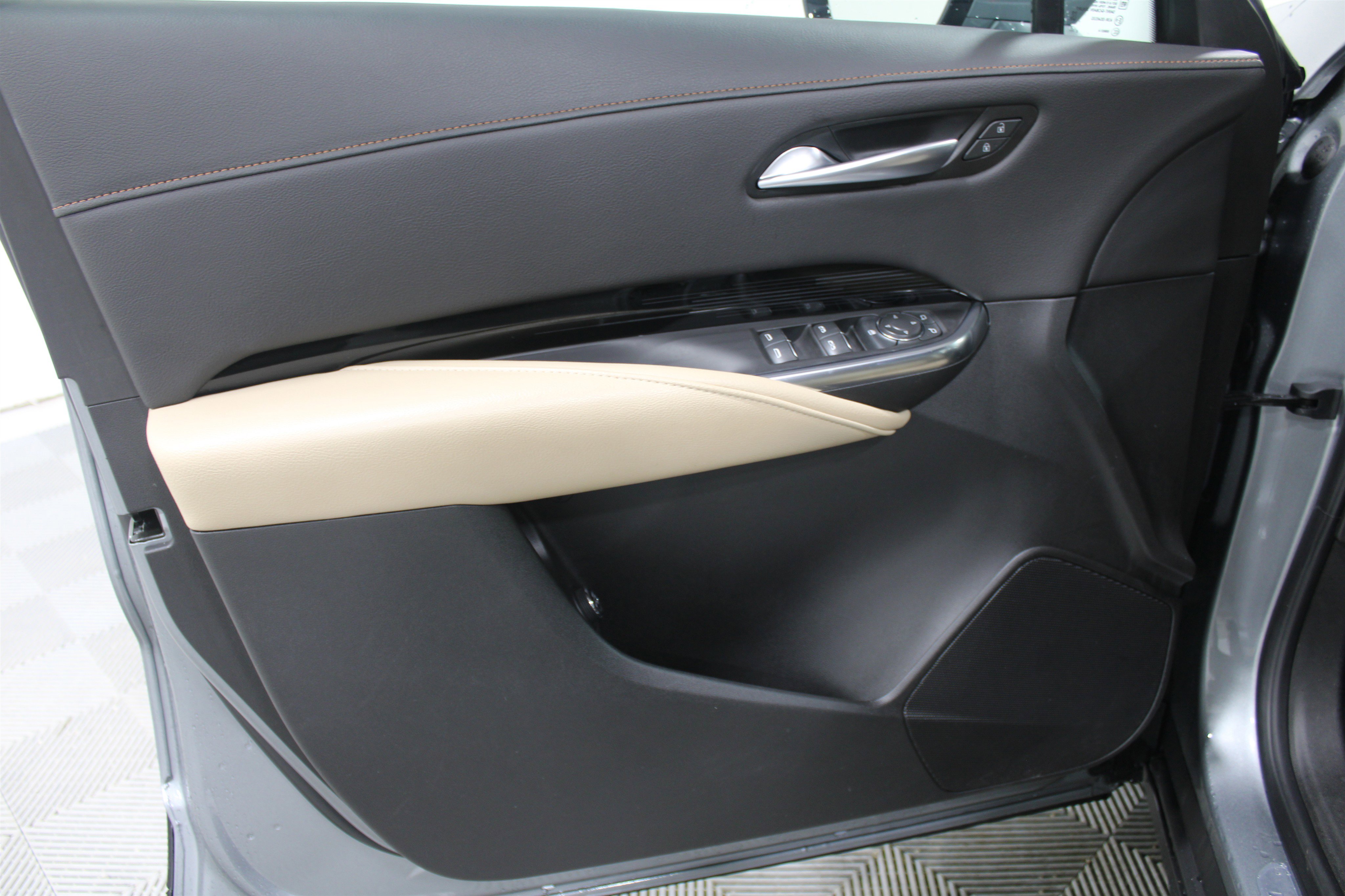 Used 2024 Cadillac XT4 Luxury w/ Cold Weather Package image 6