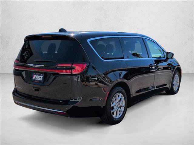 Used 2024 Chrysler Pacifica Touring-L image 5