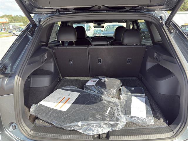 New 2025 Volkswagen Tiguan SE R-Line image 11