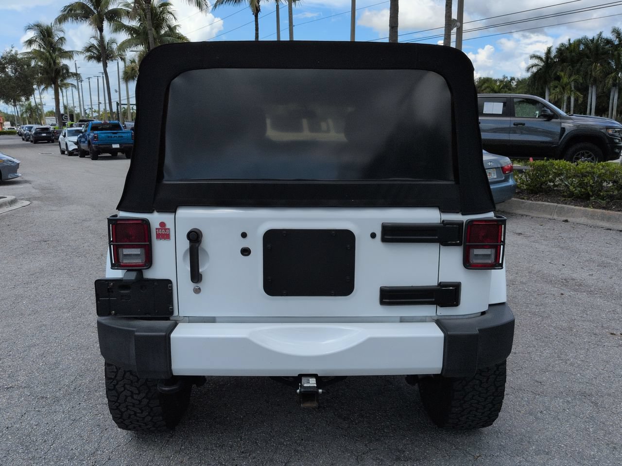Used 2016 Jeep Wrangler Unlimited Sahara w/ Connectivity Group AWD/4WD image 6