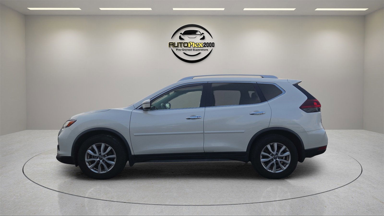 Used 2018 Nissan Rogue SV image 4
