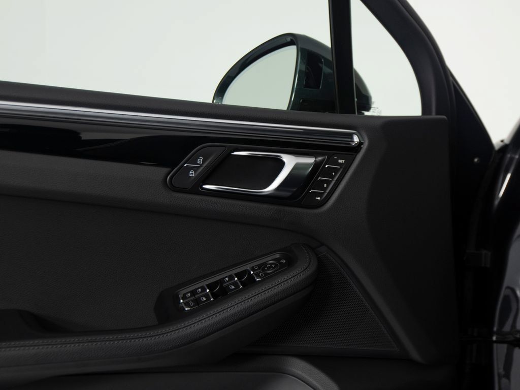 Certified 2026 Porsche Macan AWD/4WD image 19