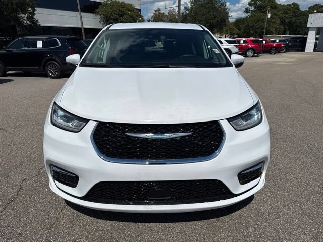 Used 2023 Chrysler Pacifica Touring-L FWD image 2